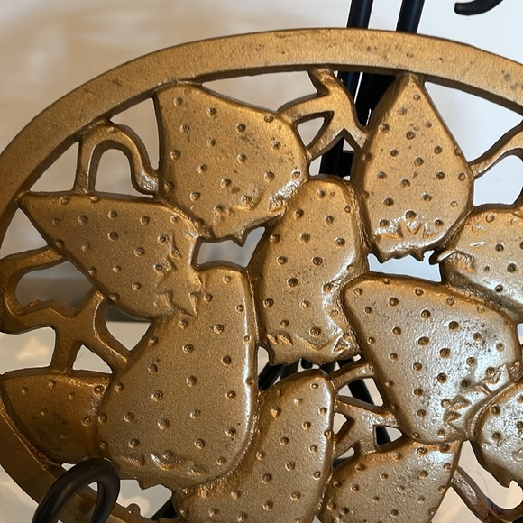 Metal golden strawberry pattern kitchen trivet - Picture 2 of 3